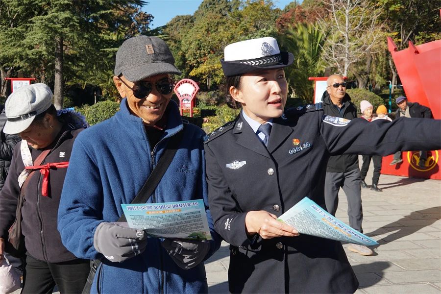 丽江交警多形式宣传齐上阵 奏响交通安全曲2.jpg