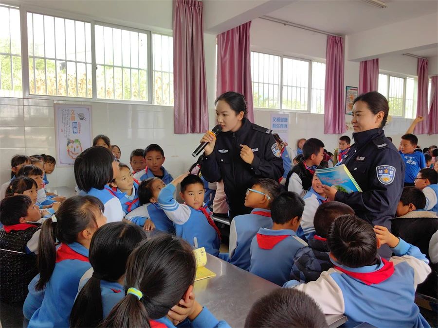 丽江交警多形式宣传齐上阵 奏响交通安全曲3.jpg