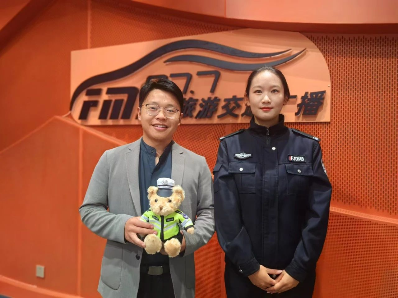 丽江交警多形式宣传齐上阵 奏响交通安全曲4.jpg