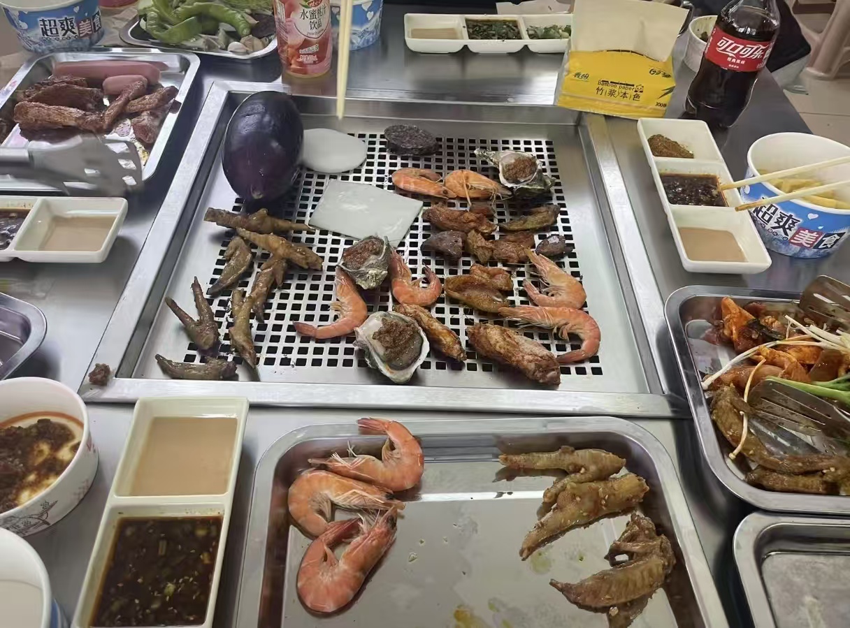 消费降级 丽江盖帽饭风潮刚过 自助烧烤又强势来袭 (4).jpg