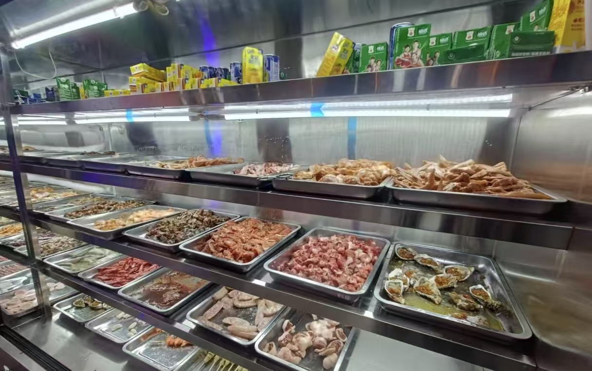 消费降级 丽江盖帽饭风潮刚过 自助烧烤又强势来袭 (5).jpg