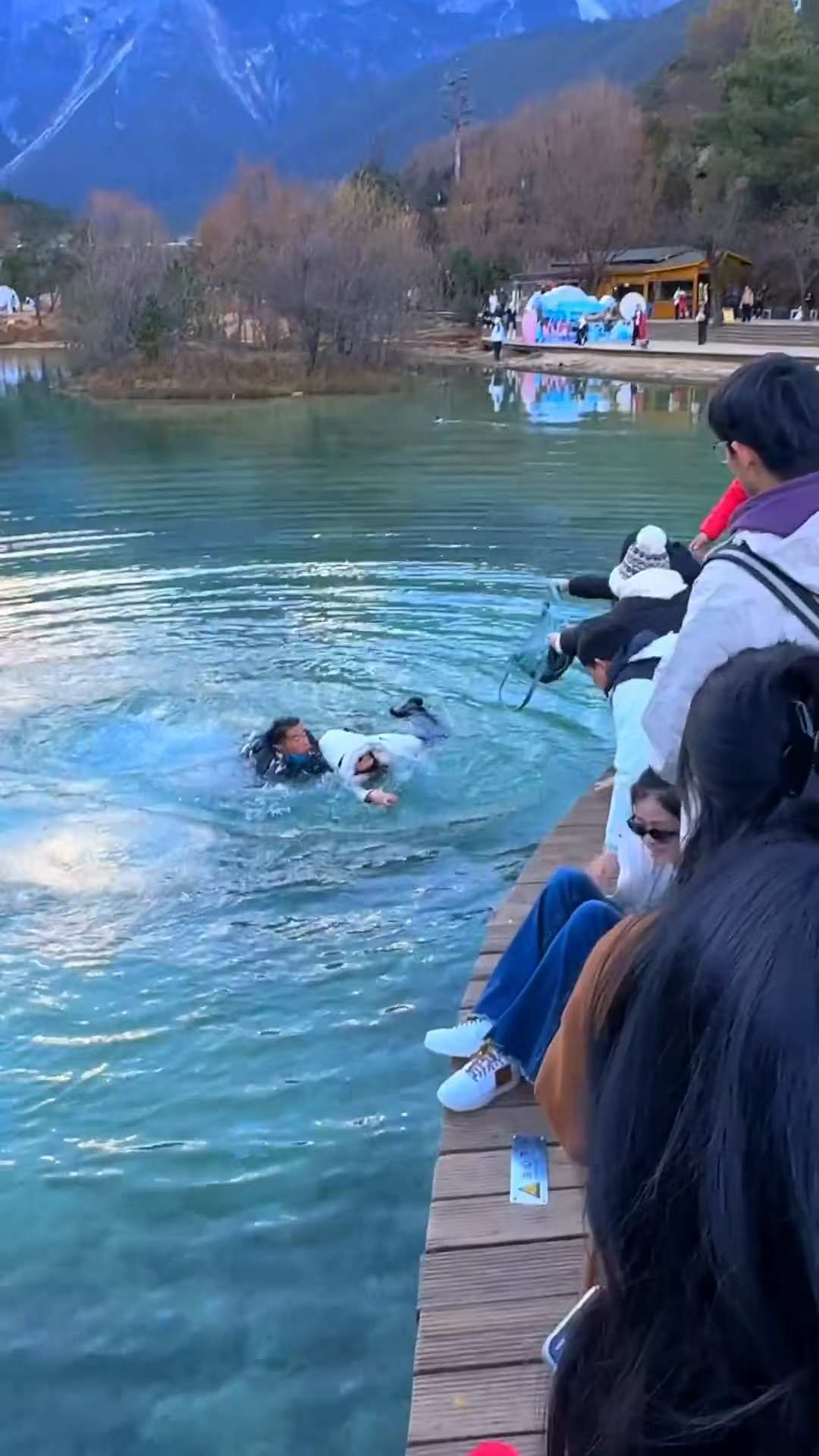 好样的！玉龙雪山景区工作人员不畏寒冷勇救落水游客1.jpeg