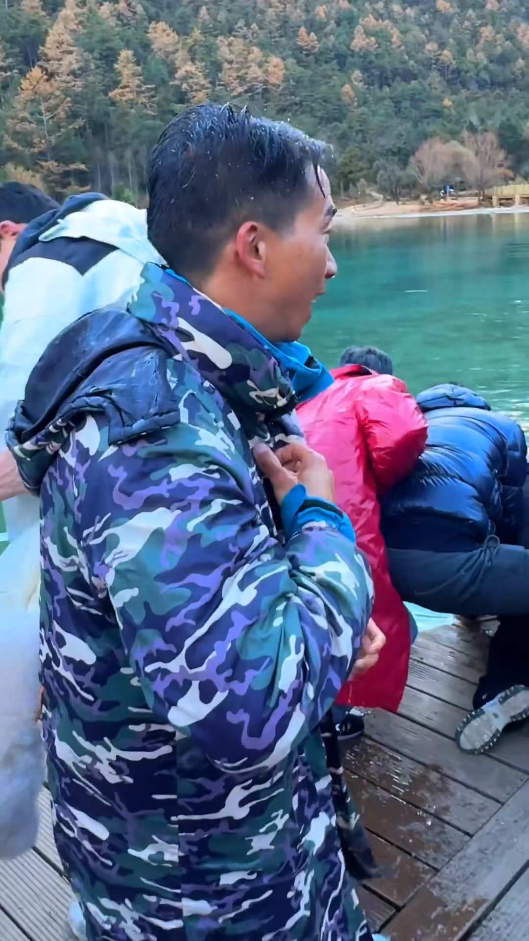 好样的！玉龙雪山景区工作人员不畏寒冷勇救落水游客3.jpeg