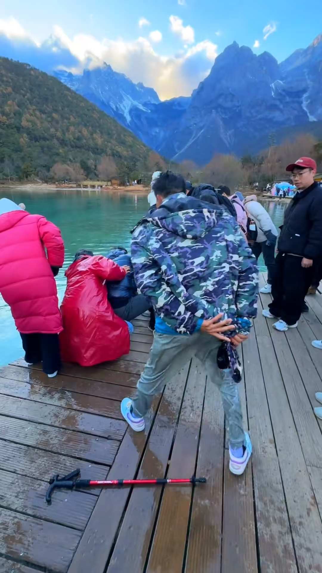 好样的！玉龙雪山景区工作人员不畏寒冷勇救落水游客2.jpeg