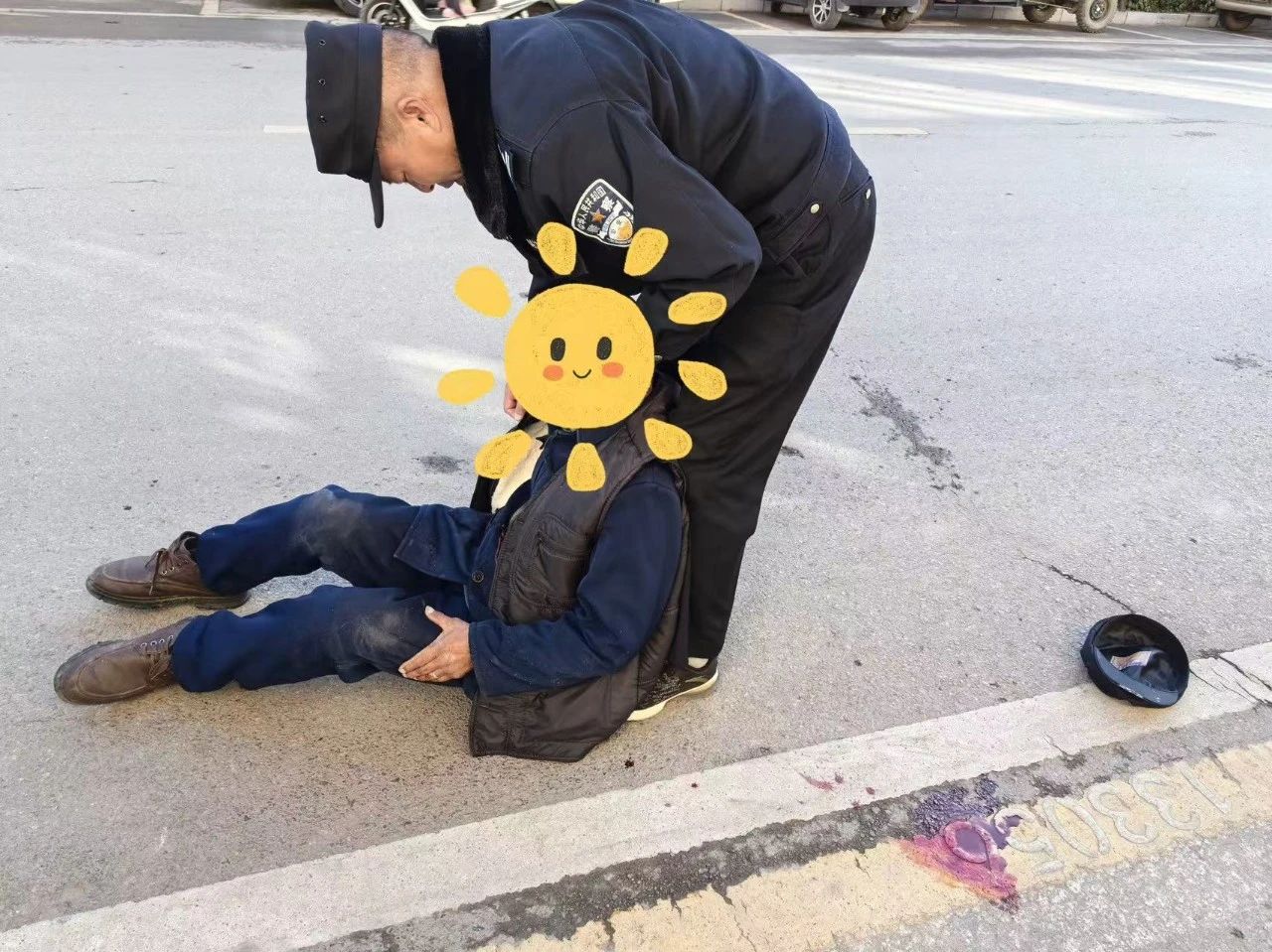 温暖守护显真情！丽江民警及时救助摔倒老人1.jpg