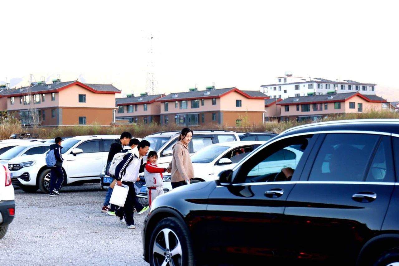 祥和学校临时停车场启用 为接送孩子提供300个停车位！4.jpg