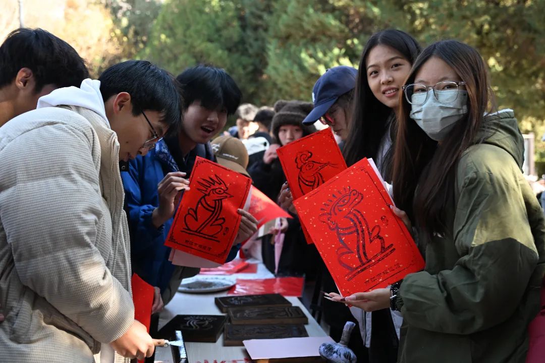 非遗走进校园庆新春，东巴字画春联、门神贴画送祥瑞！2.jpg