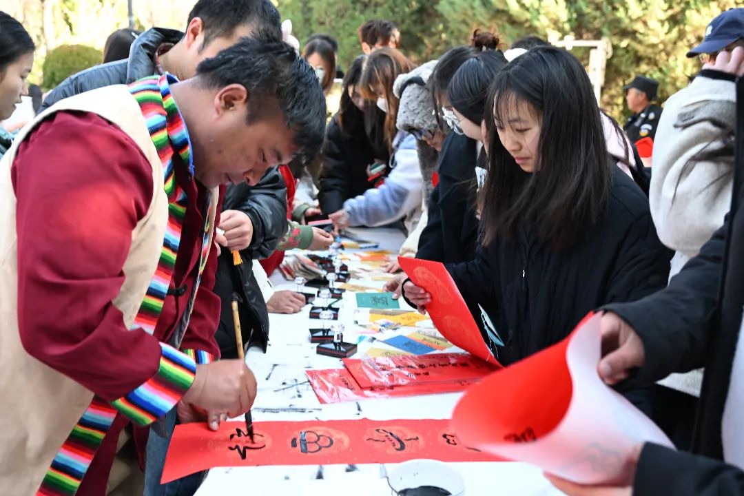 非遗走进校园庆新春，东巴字画春联、门神贴画送祥瑞！1.jpg