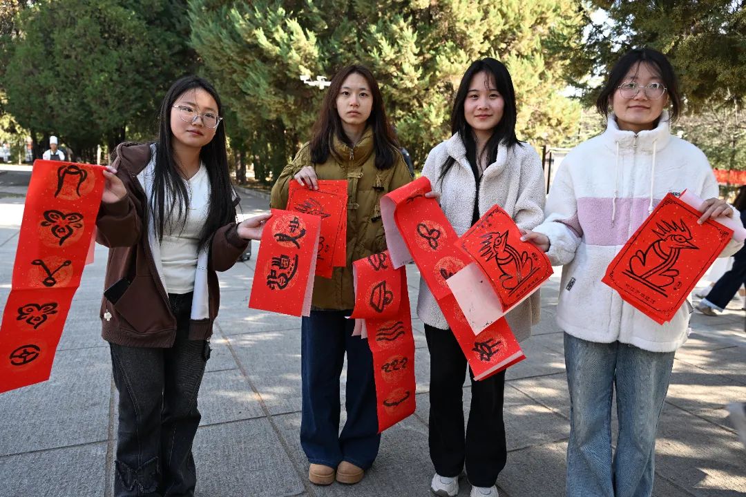 非遗走进校园庆新春，东巴字画春联、门神贴画送祥瑞！3.jpg