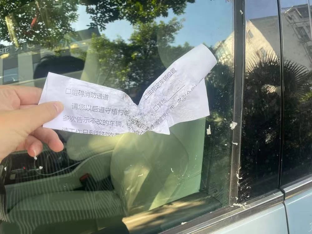2岁娃高烧保安拒交外卖药？当事人：接受其教育一小时后才拿到，网友吵翻3.jpg