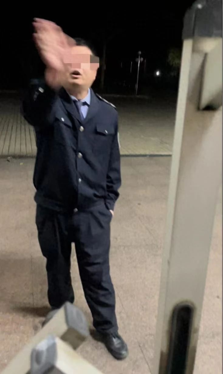 2岁娃高烧保安拒交外卖药？当事人：接受其教育一小时后才拿到，网友吵翻1.jpg