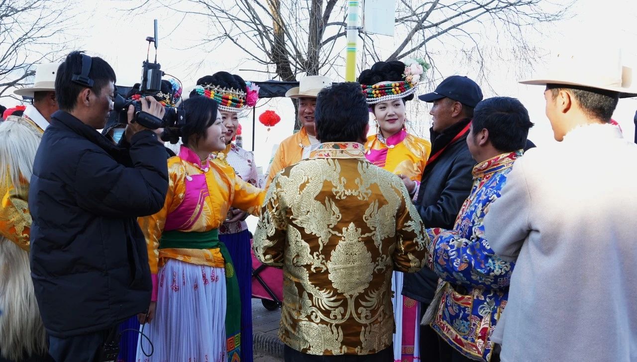 泸沽湖畔欢歌乐舞！这场“村晚”年味满满2.jpg