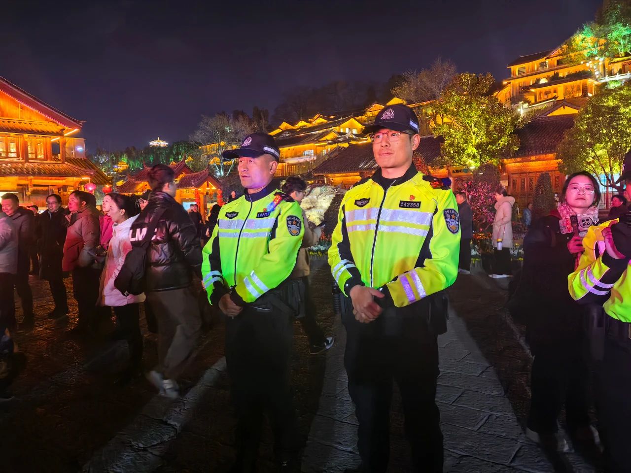 丽江警方为平安新春保驾护航1.jpg