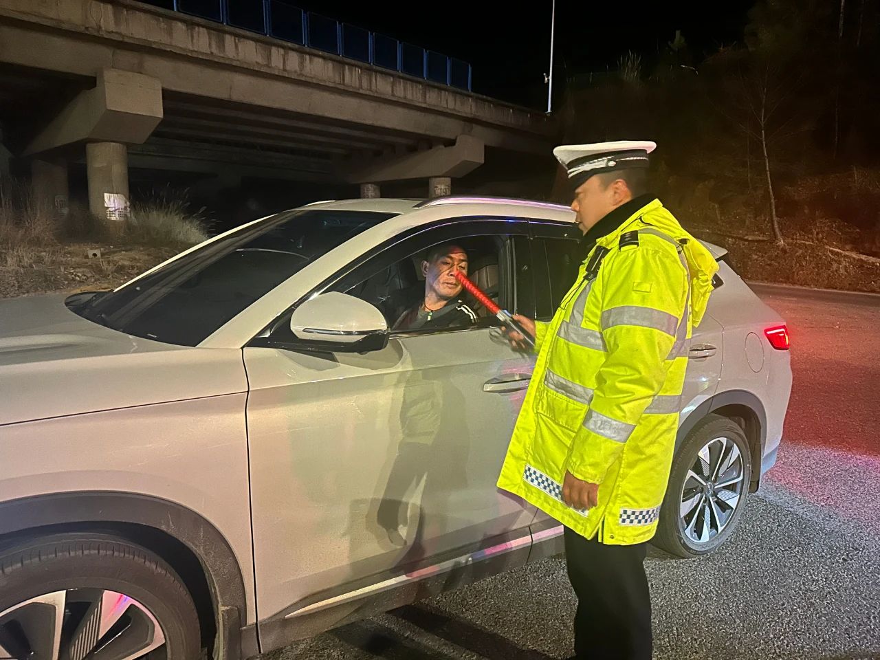 丽江警方为平安新春保驾护航4.jpg