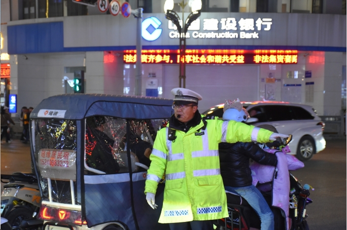 丽江各行业人员坚守岗位，绘就节日温暖底色3.png