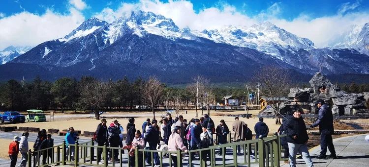 比雪山更暖！玉龙景区'宠客'服务温暖每位游客心1.jpg