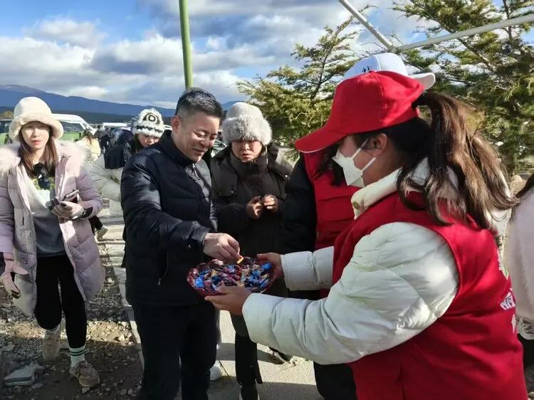 比雪山更暖！玉龙景区'宠客'服务温暖每位游客心5.jpg