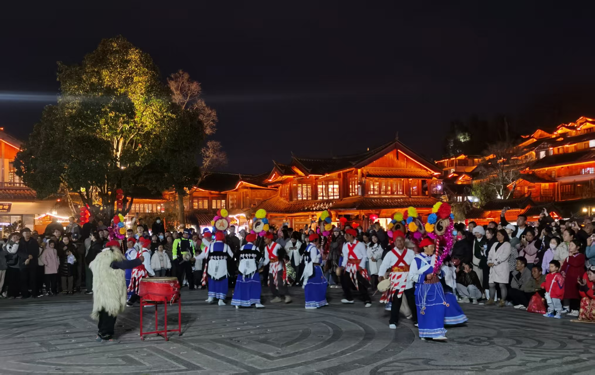 从田间到舞台，首届勒巴舞展演在丽江古城举行2.jpg