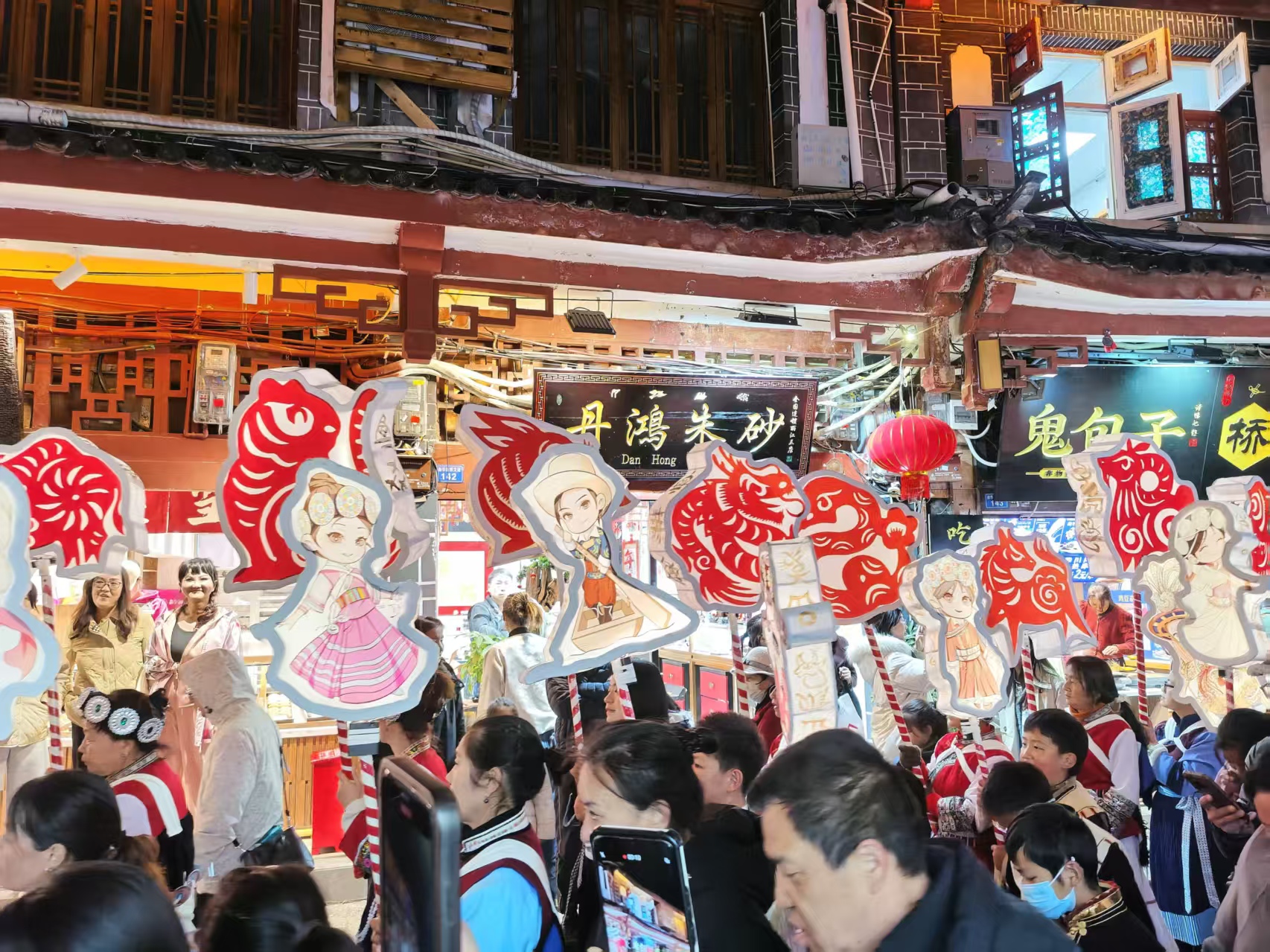 丽江古城元宵夜，花灯夜游点亮古朴浪漫2.jpg