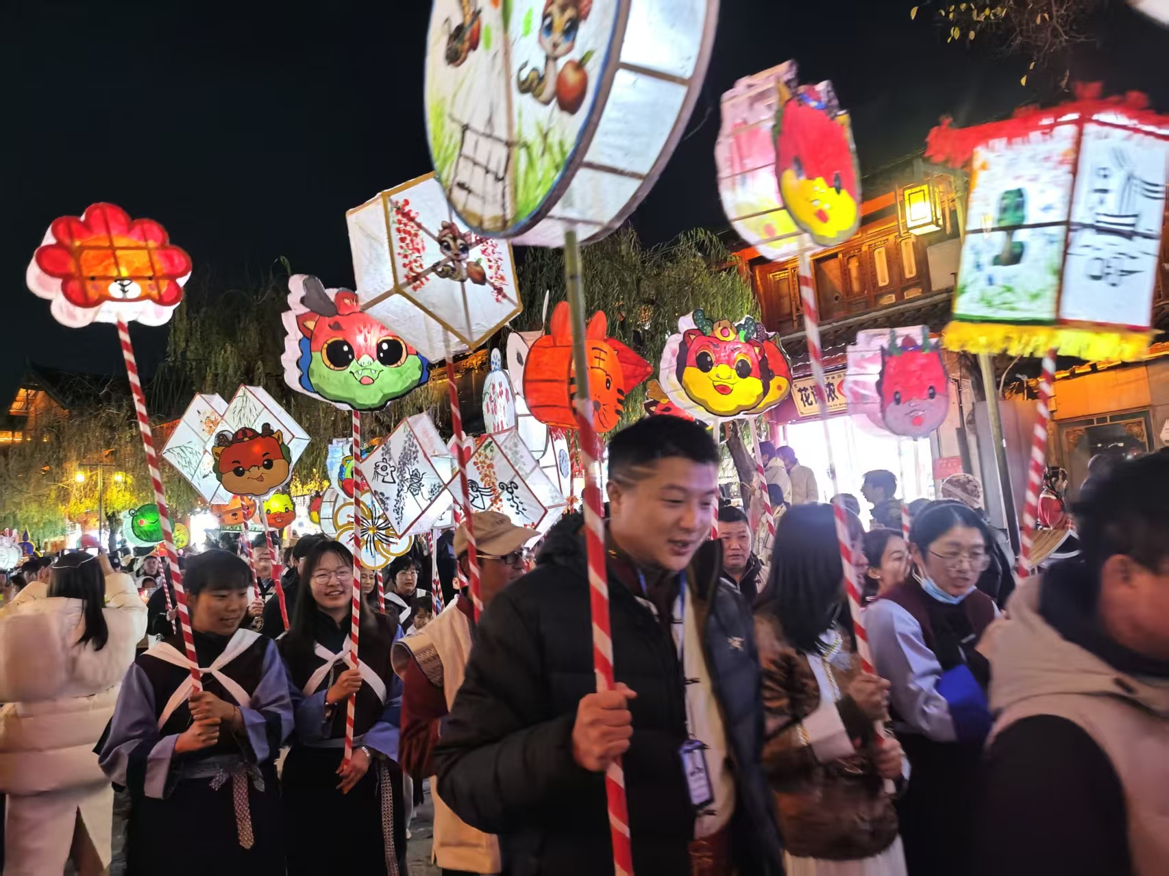 丽江古城元宵夜，花灯夜游点亮古朴浪漫3.jpg