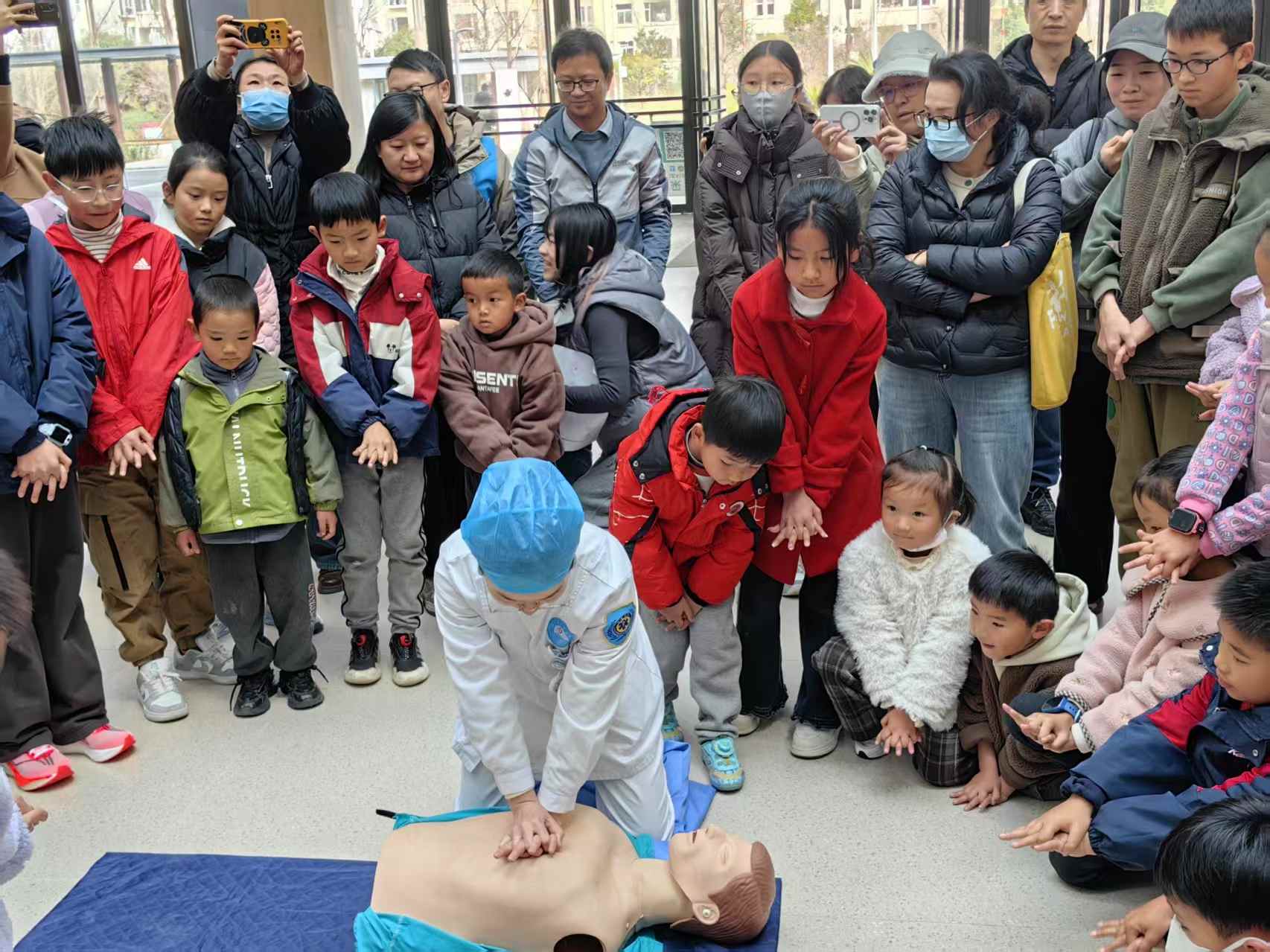 承白衣薪火，启医路新程！“小小医生”走进丽江市人民医院荣华院区1.jpeg