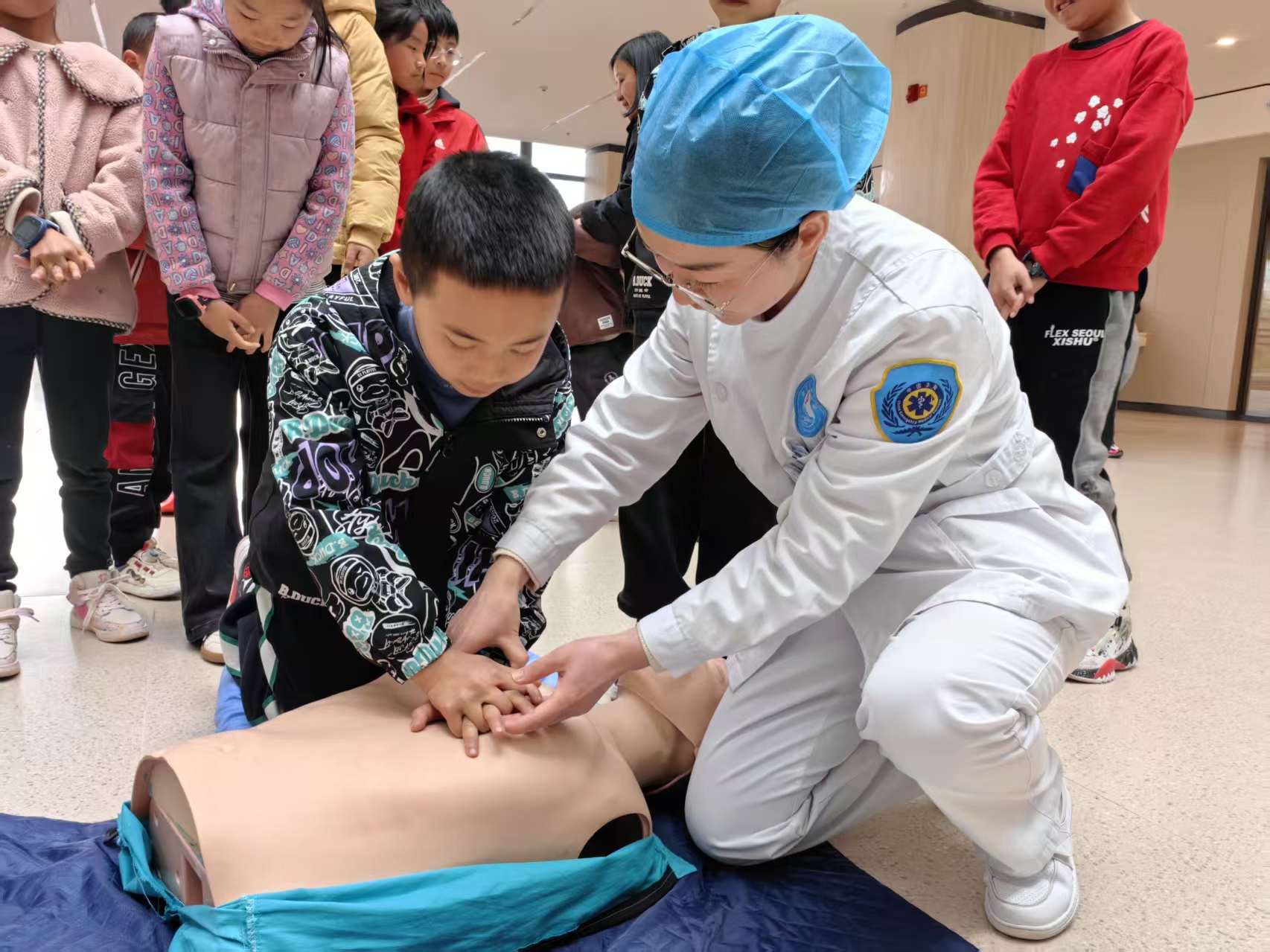 承白衣薪火，启医路新程！“小小医生”走进丽江市人民医院荣华院区4.jpeg