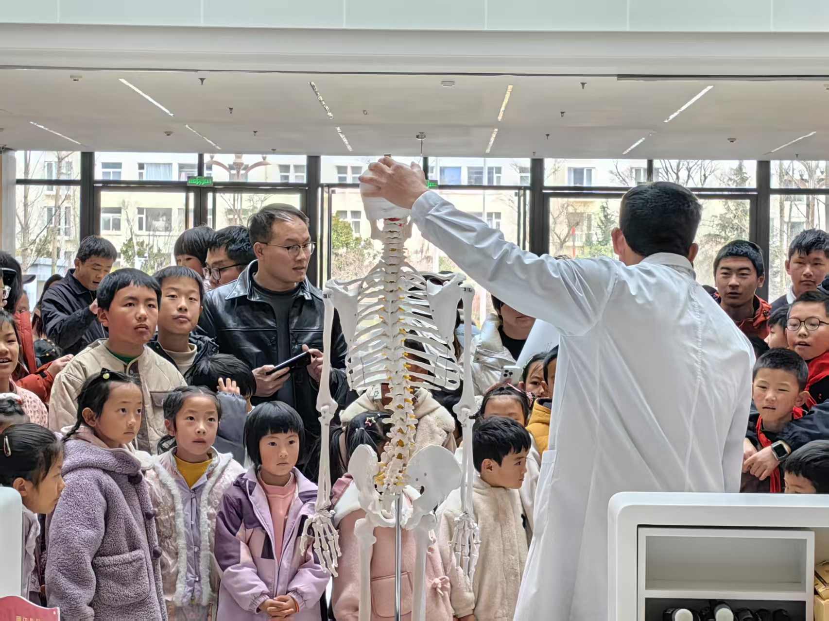 承白衣薪火，启医路新程！“小小医生”走进丽江市人民医院荣华院区5.jpeg