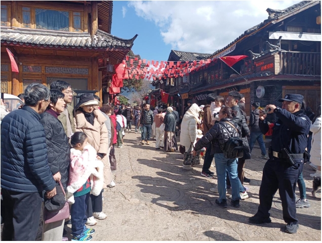 丽江警方助广西四姐妹寻车，获锦旗点赞2.png
