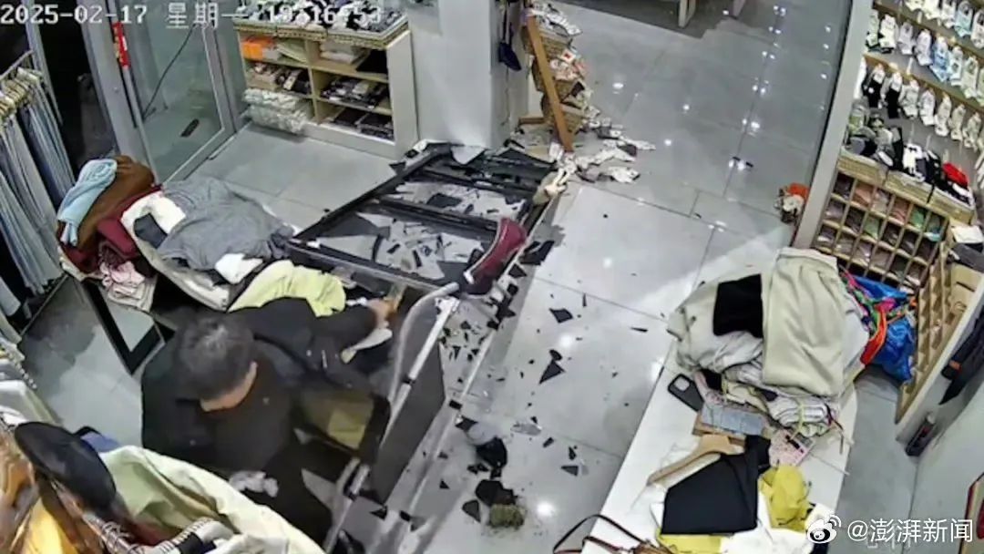 局长酒后砸店伤人？官方通报：停职，立案调查.jpg