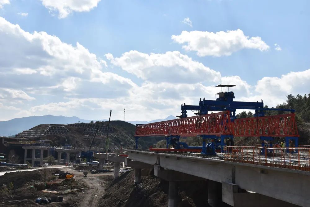 丽江古宁高速加速建设，先行建设段年内在望通车1.jpg