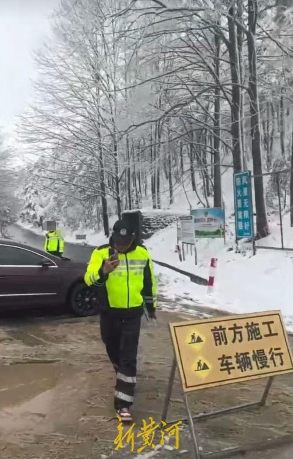 交通执法人员堵路与游客起冲突，是为了领导赏雪？官方回应：没有领导赏雪，系志愿者讲.jpg