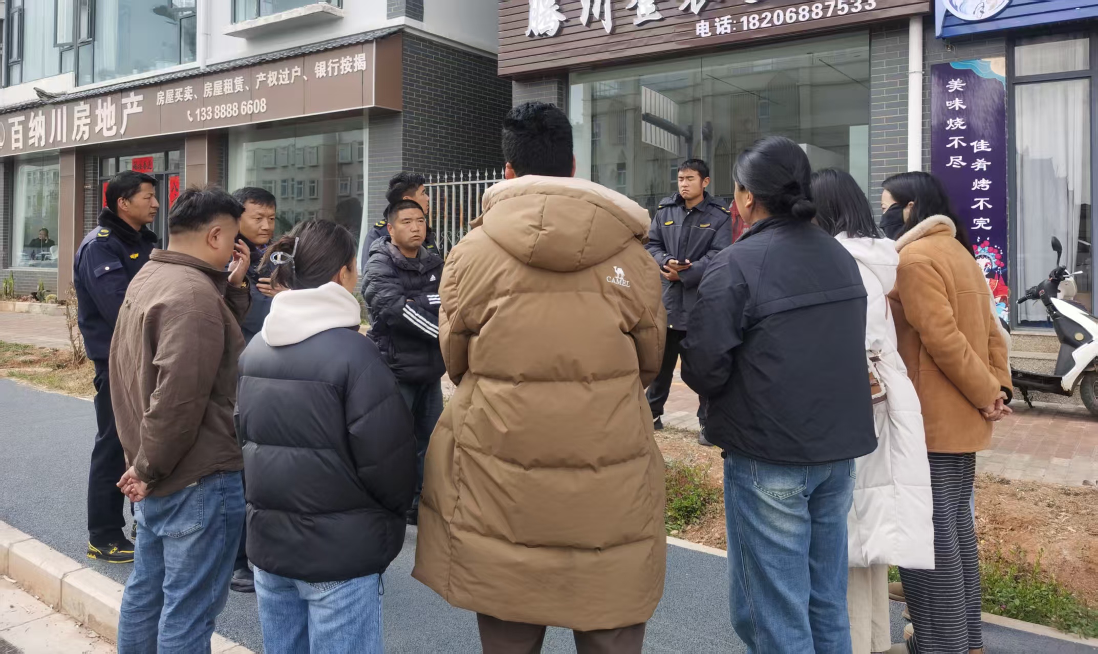 居民投诉多次无果！烧烤店油烟排进小区，住户难忍 终于解决！3.jpg