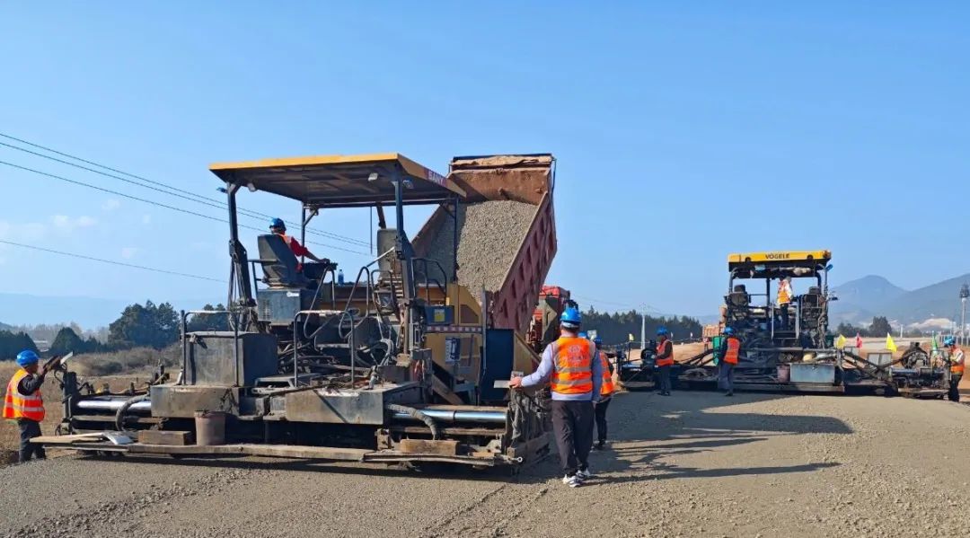 丽江古城至宁蒗高速公路首段路基顺利完成转序.jpg
