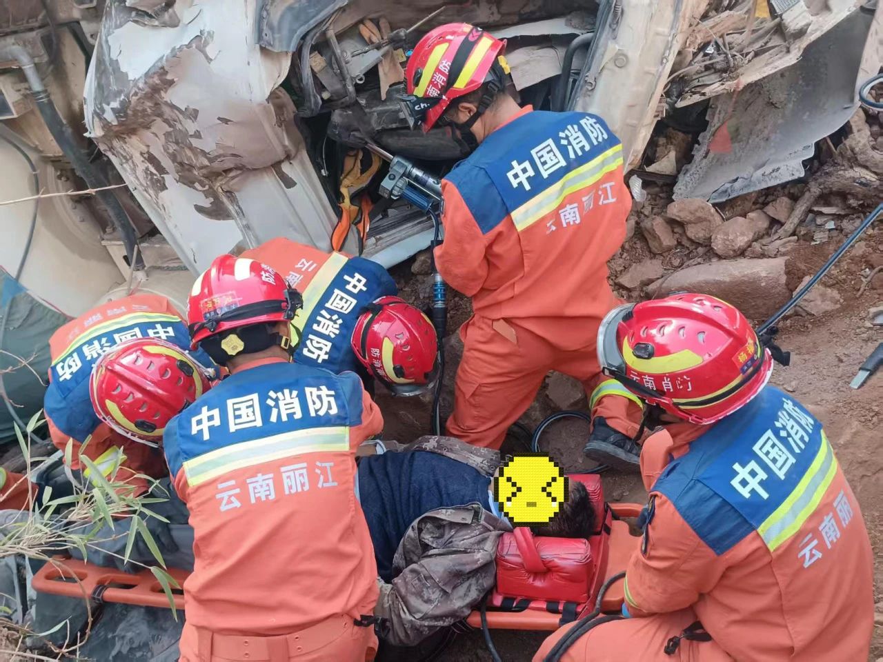 水泥车侧翻司机被困，丽江消防30分钟力挽狂澜2.jpg