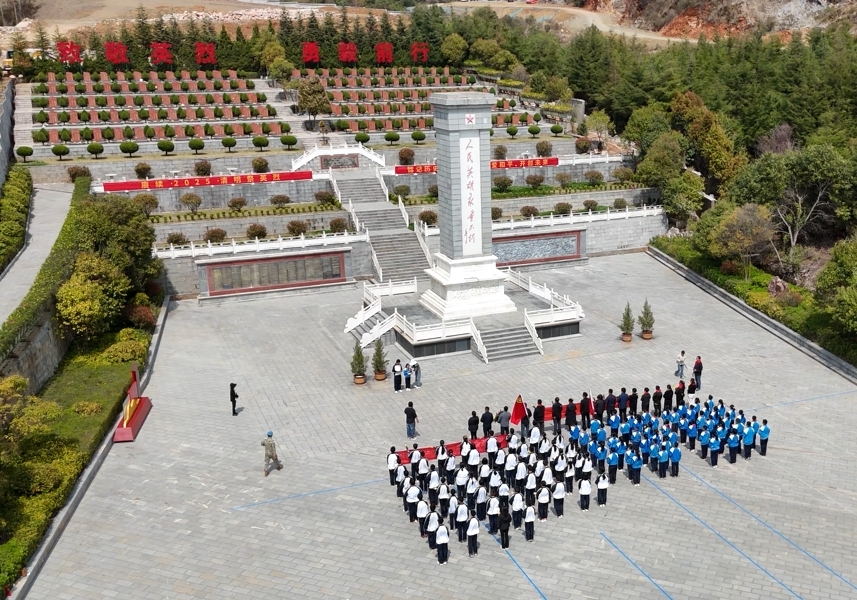 翠柏寄哀思 古城区祥和学校祭扫丽江烈士陵园1.jpg