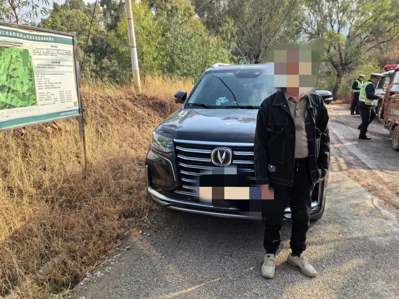 胆子真大！丽江这两人竟敢无证上路，结果…….jpg