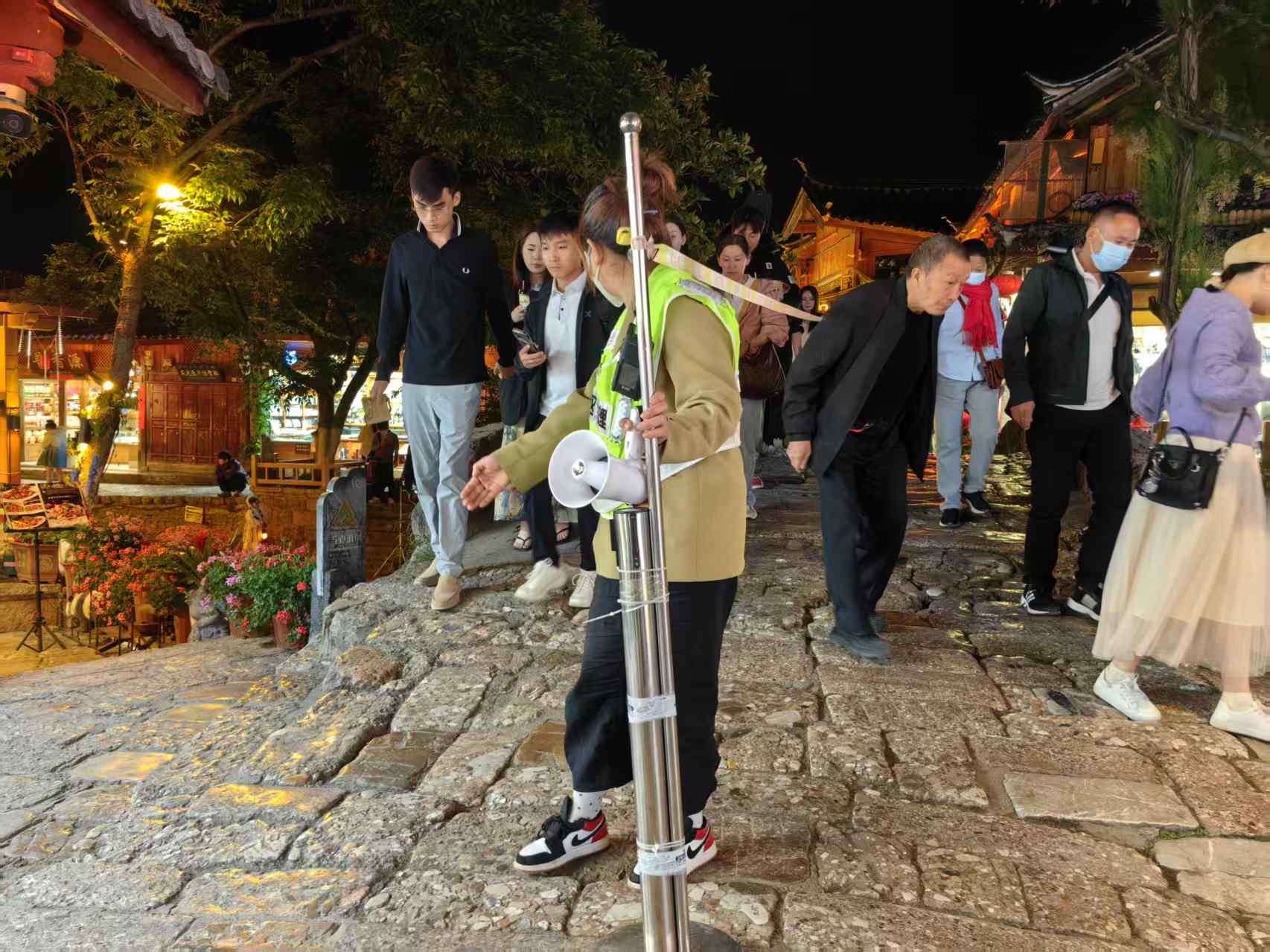 丽江古城开展五一假日客流疏导应急演练，全力保障游客安全畅游3.jpeg