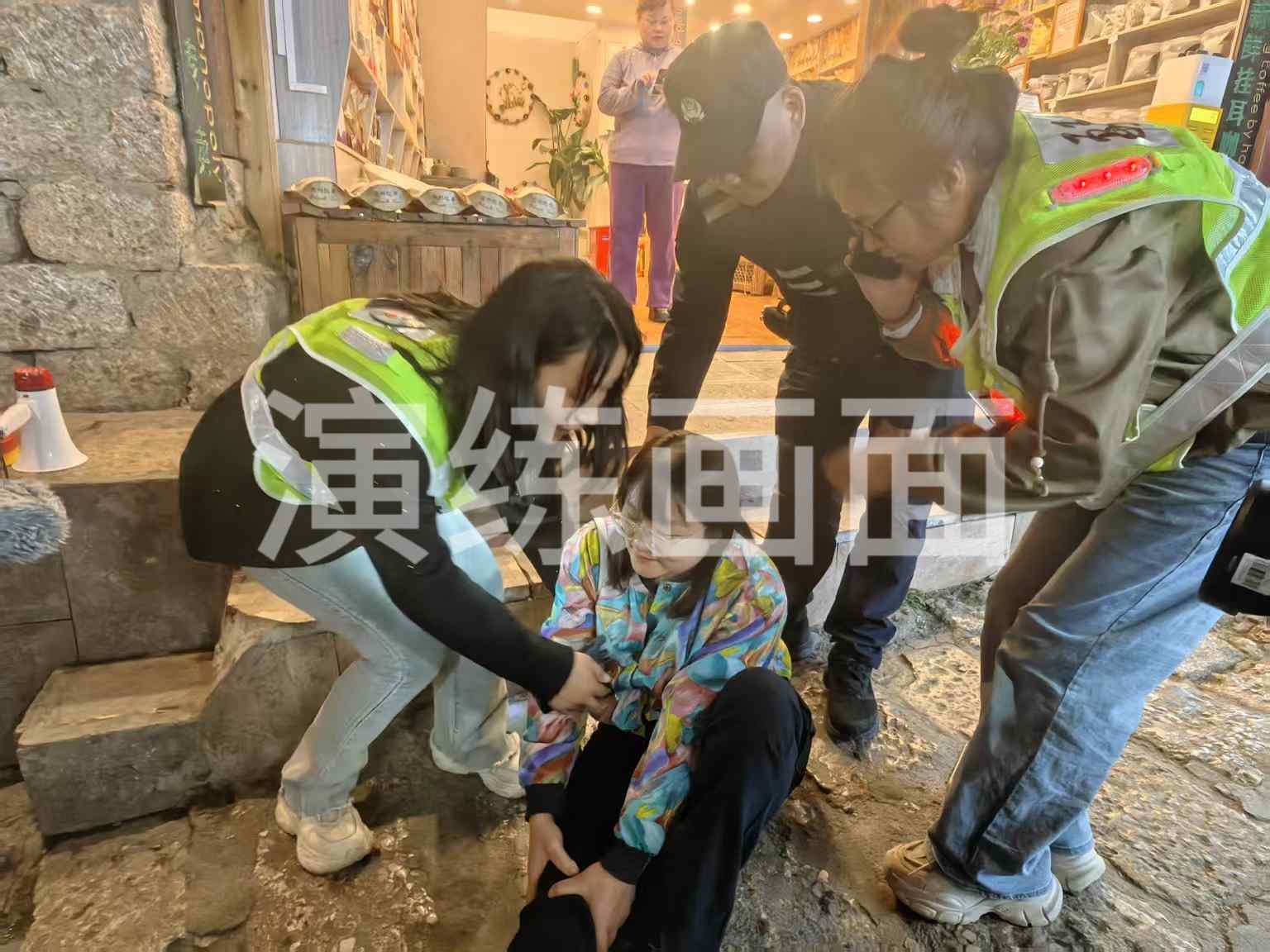 丽江古城开展五一假日客流疏导应急演练，全力保障游客安全畅游4.jpeg
