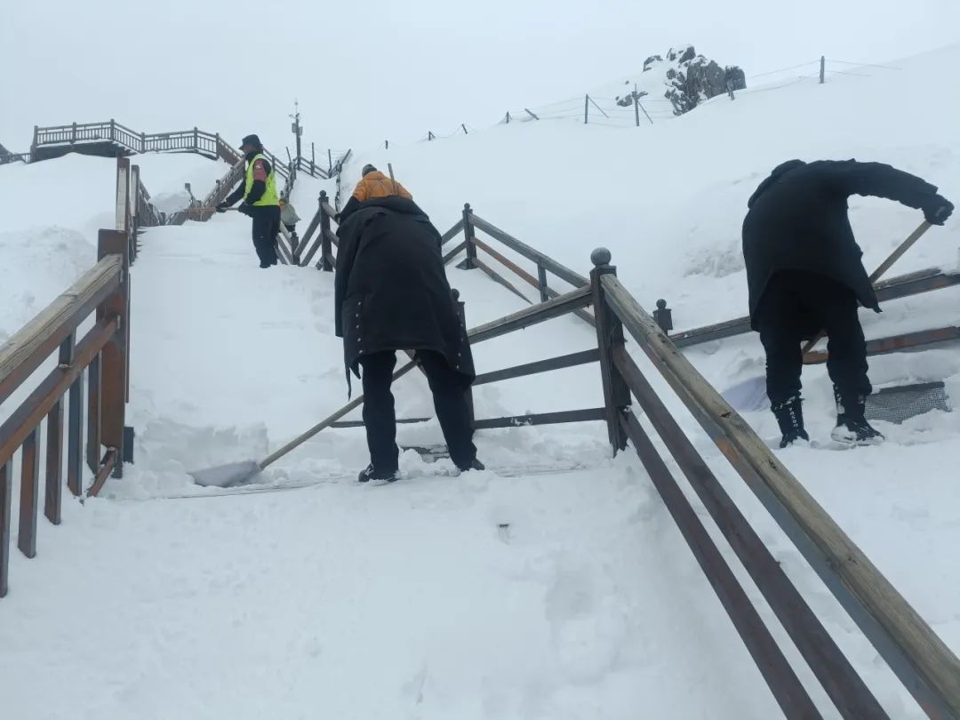 五一假期，玉龙雪山景区工作人员坚守岗位服务游客 (3).jpg