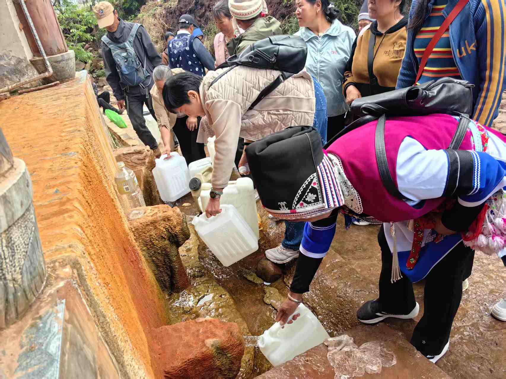 喝臭水、看演出、篝火打跳！丽江这里的民俗节太嗨了4.jpeg