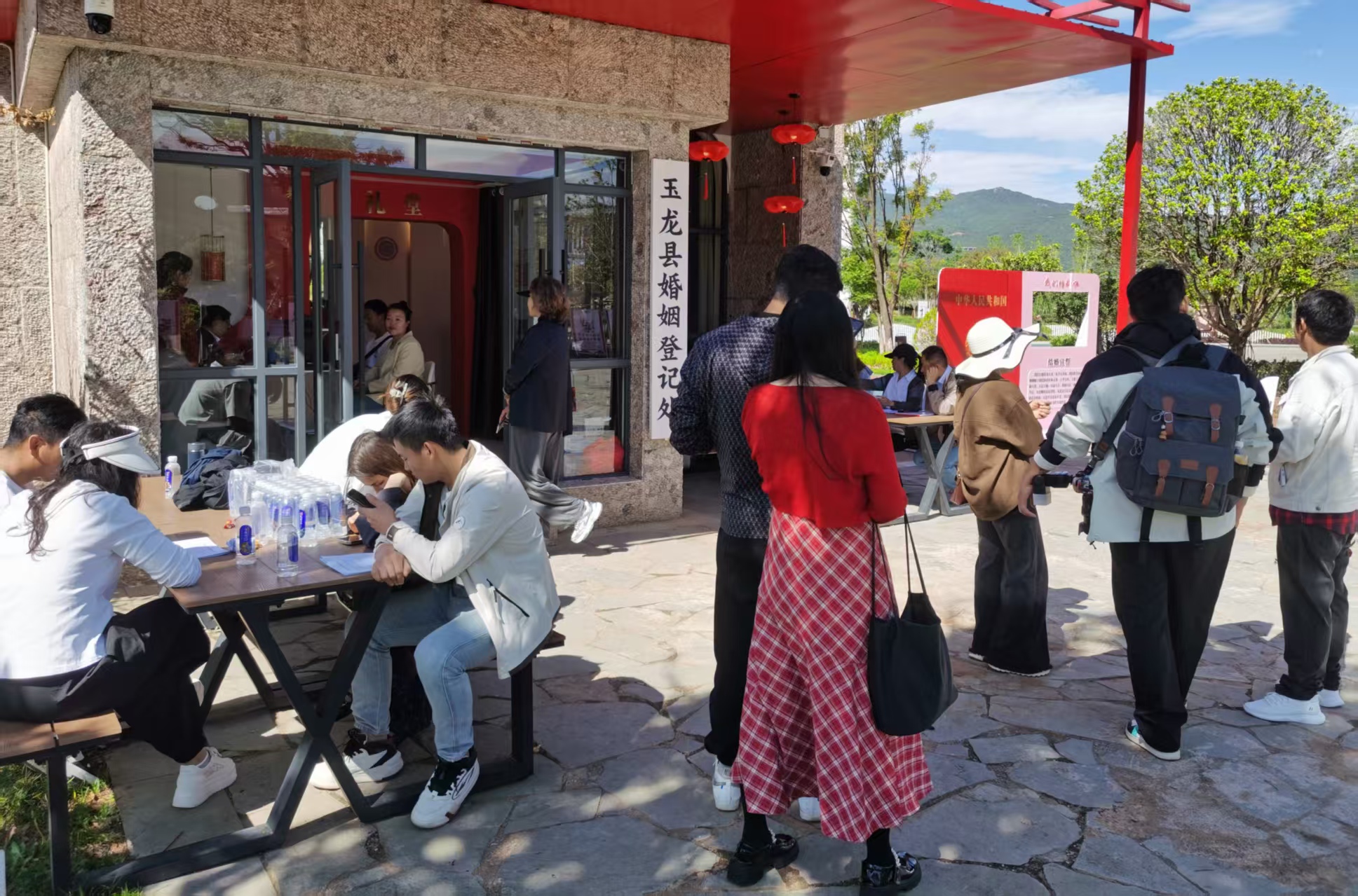 福建新人飞赴丽江“  520   领证”：“不用户口本，雪山见证我们的五年爱情”