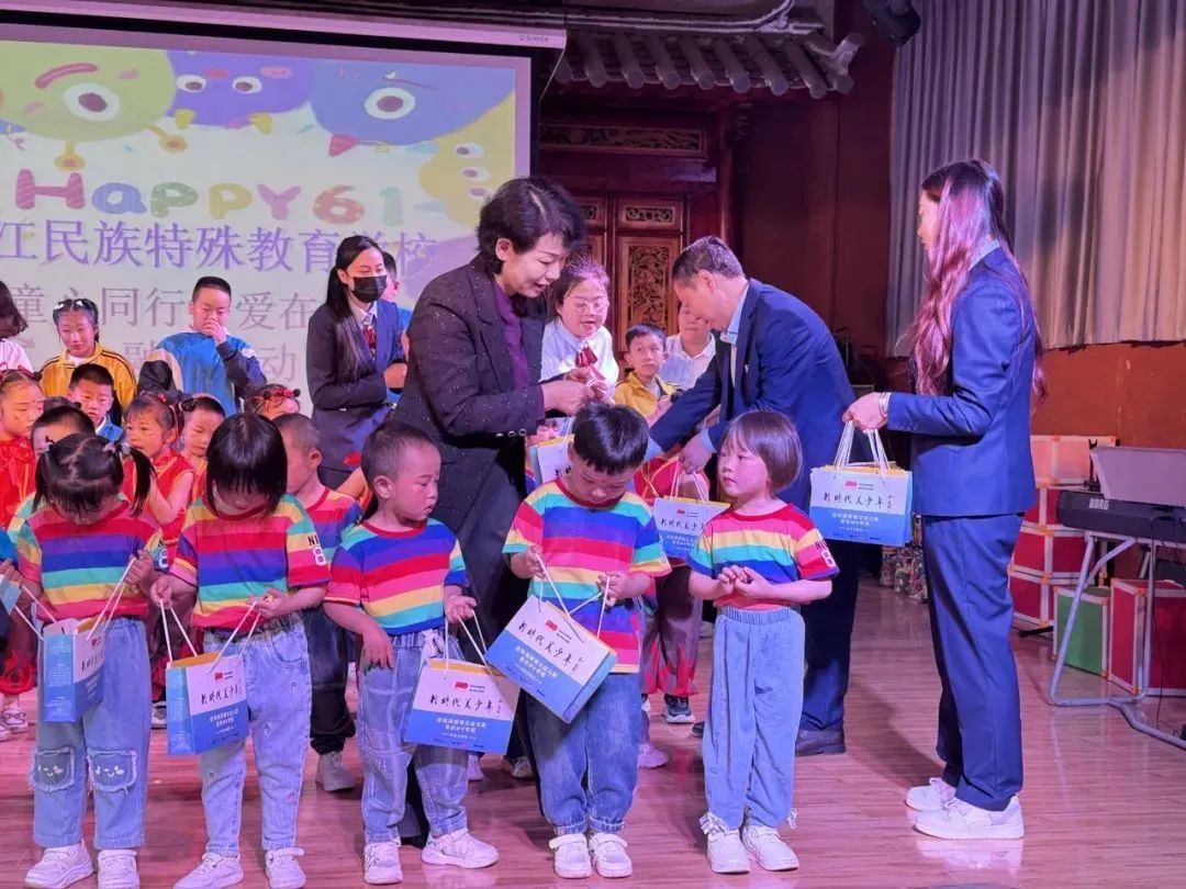 丽江市妇联开展走访慰问关爱儿童活动3.jpg