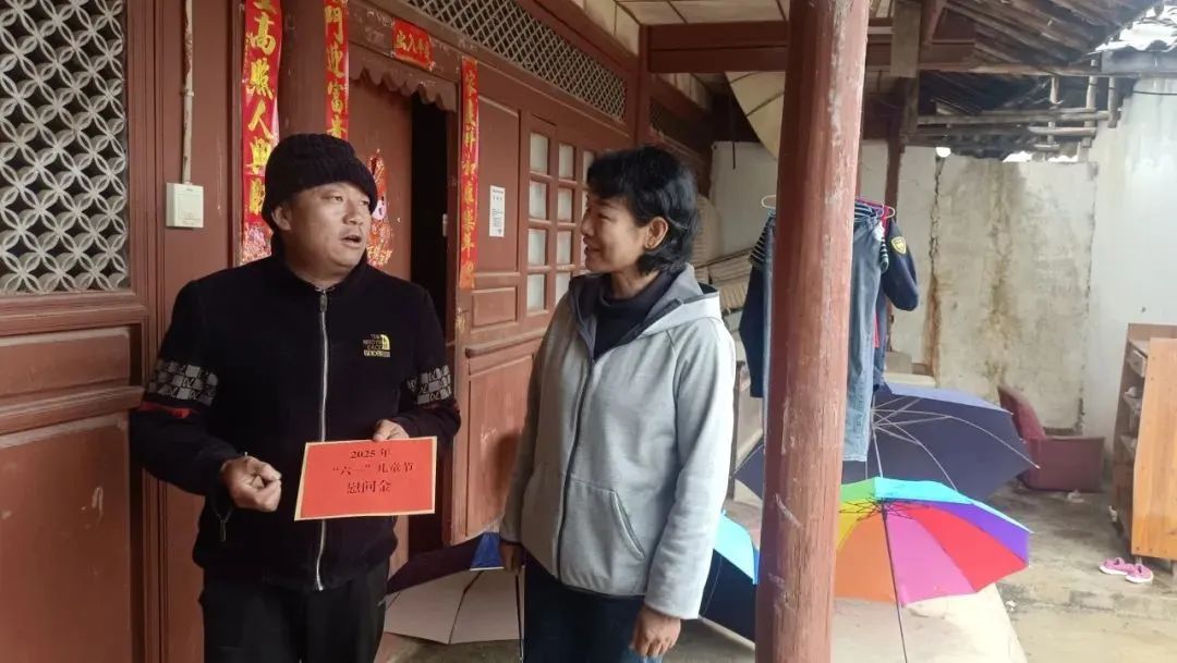 丽江市妇联开展走访慰问关爱儿童活动2.jpg