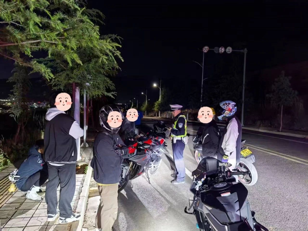 重拳出击！丽江古城交管严治“飙车炸街”护民安宁5.jpg