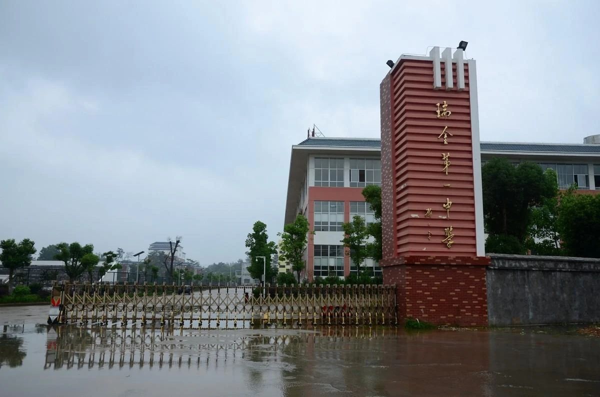 六七名学生走廊跪地受罚？当地教育局通报：教师停职检查2.jpg