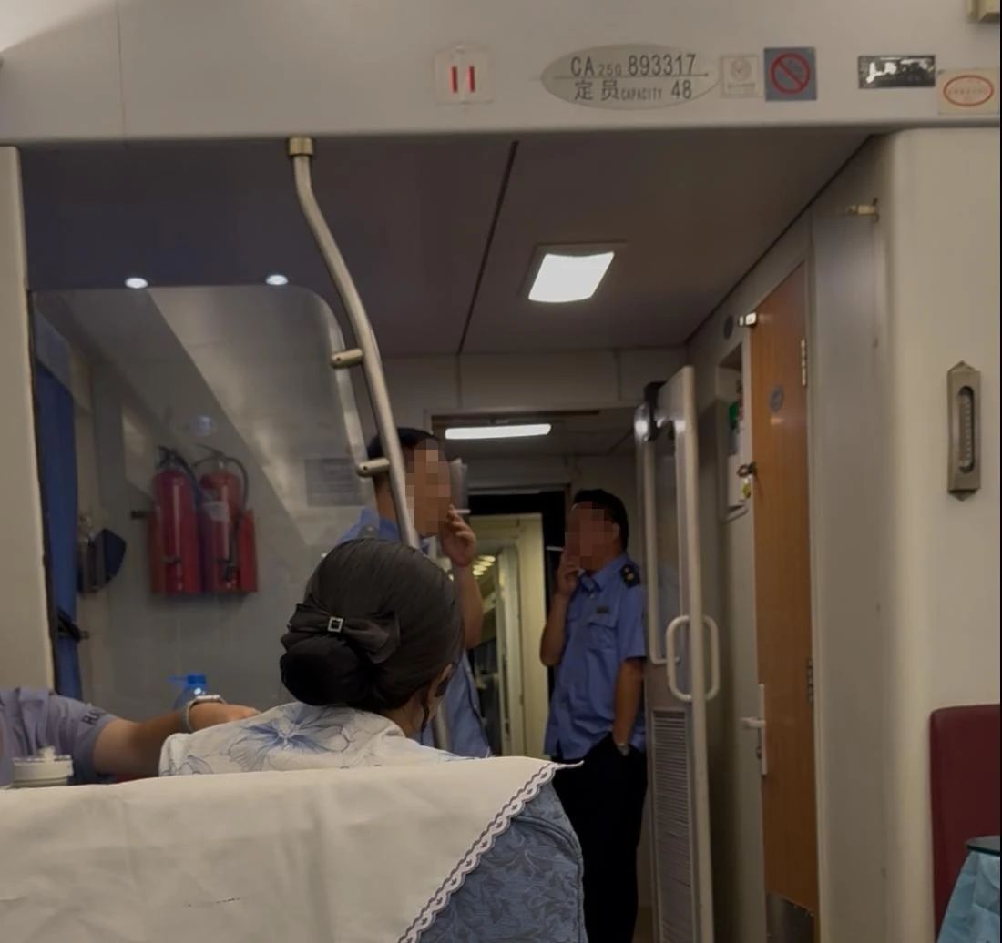 列车员餐车内公然吸烟！乘客怒拍视频举报，12306回应：违规，将处罚1.jpg