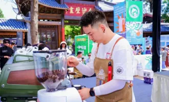 当非遗遇上拉花！丽江这场咖啡大赛太有“云南韵味”
