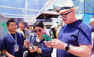 外国游客打卡丽江雪山咖啡周！咖啡香遇非遗，解锁云南文旅新玩法