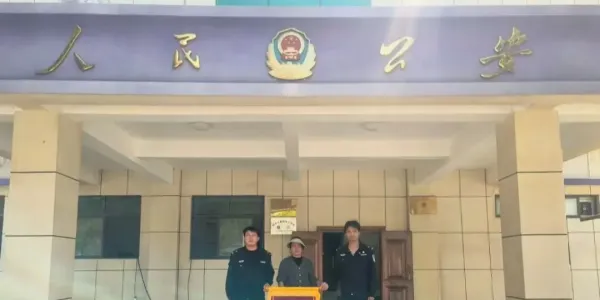 一面锦旗，一份信赖！永胜警方守护摊贩“生计钱”