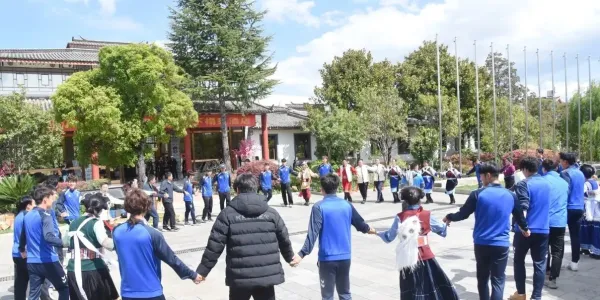 提前一周适应高原，昆明队27人抵达丽江